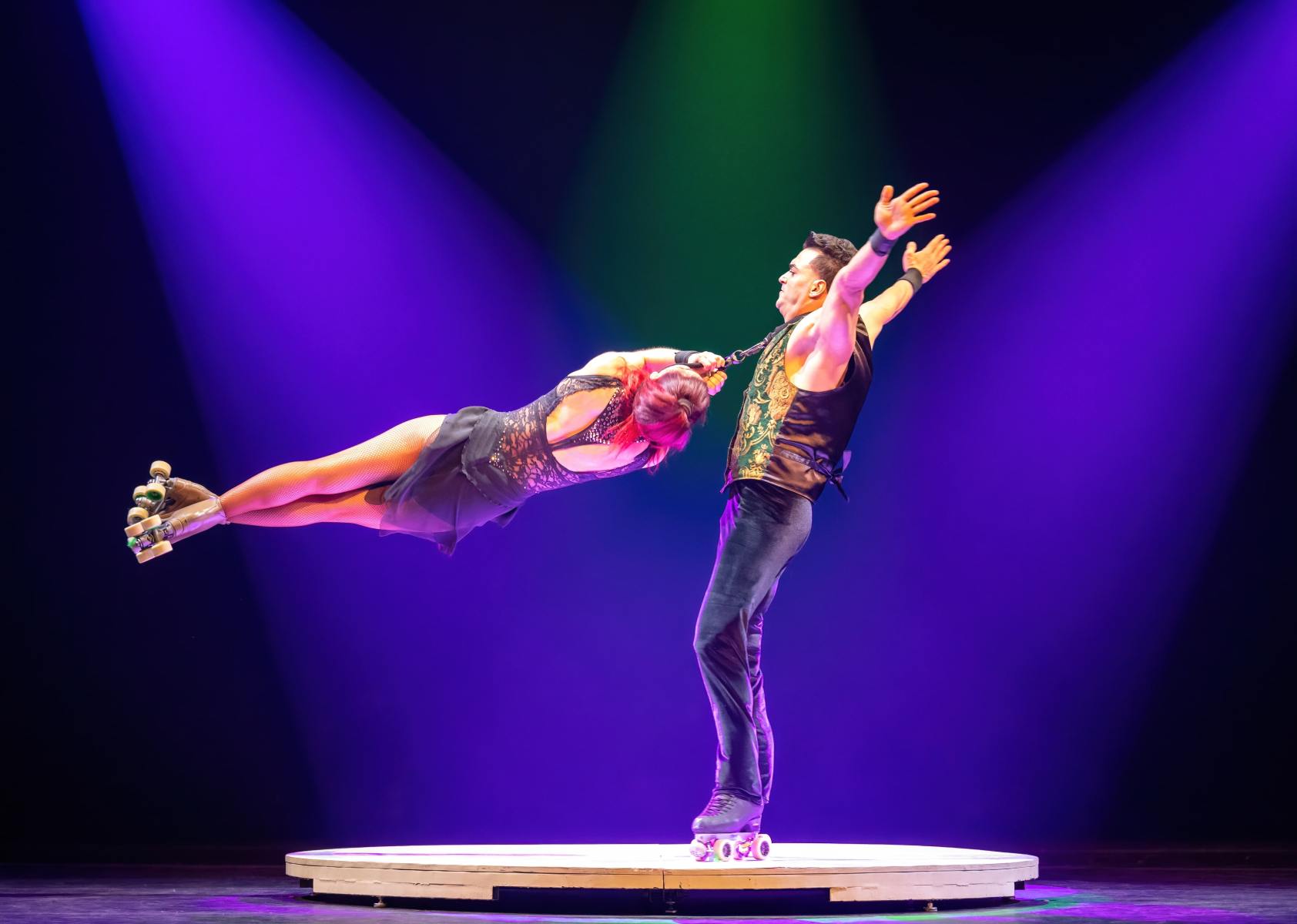 BGW_Mardi-Gras_Carnaval-Imaginique_Roller-Skating-Act-min